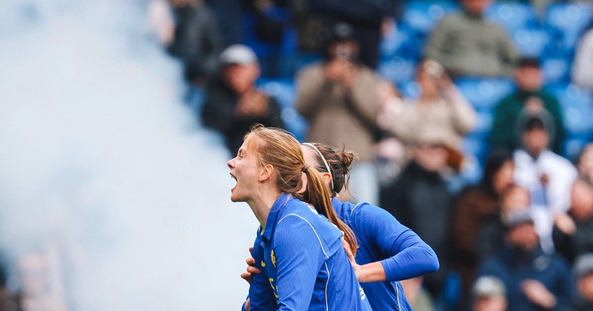 Chelsea Women players celebrate during the 6-2 win over Tottenham at Stamford Bridge